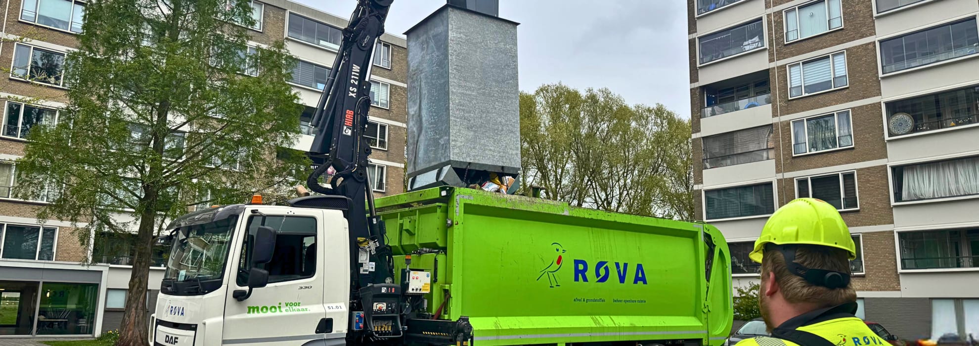 Foto van een ROVA-medewerker met kraanwagen